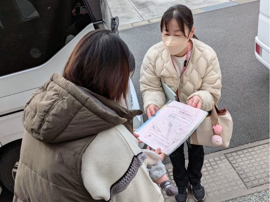 地域で子育て家庭を訪問する様子