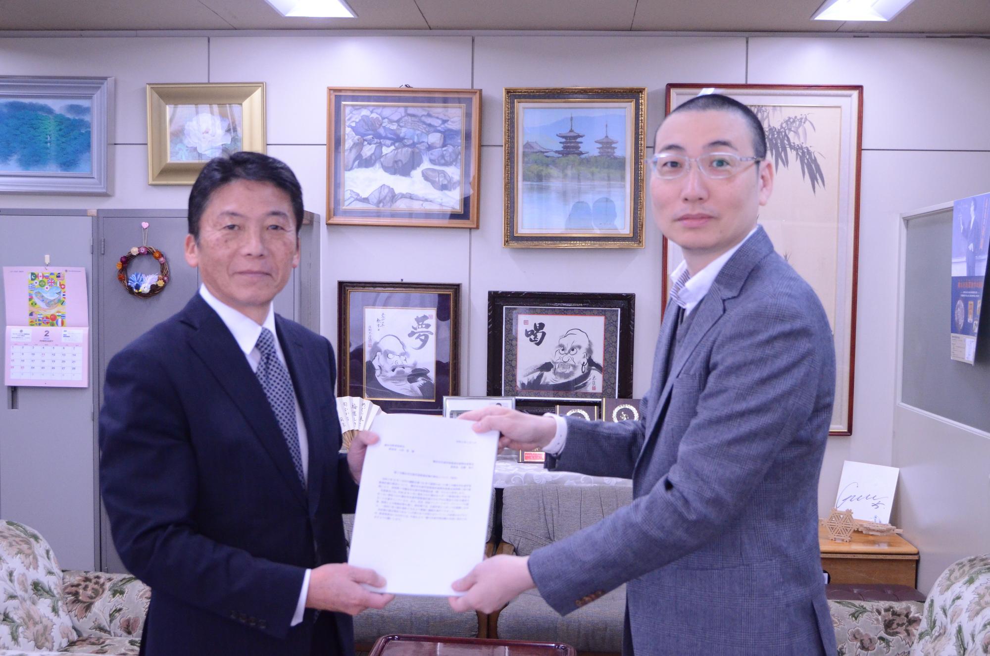 橋本市生涯学習推進計画策定委員会佐藤委員長から答申書を受け取る今田教育長