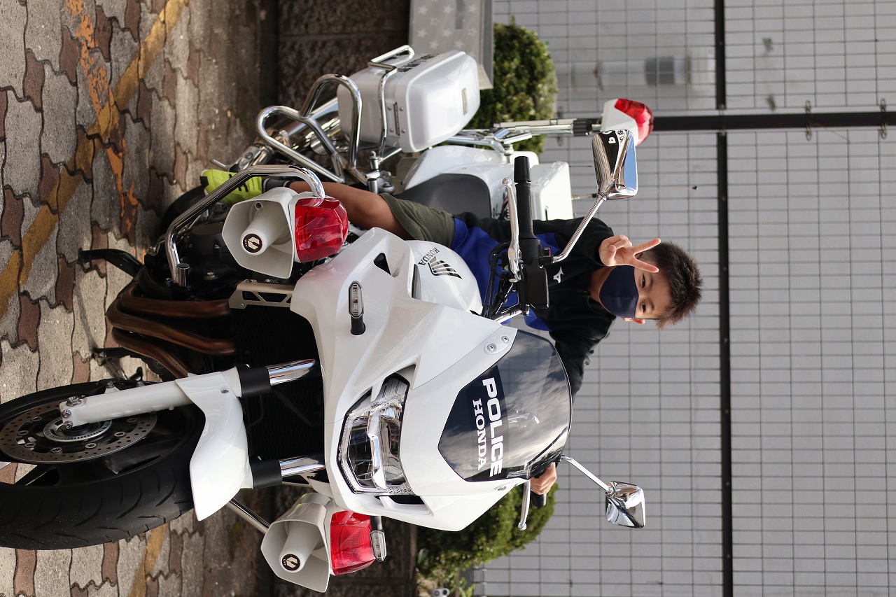 警察白バイ