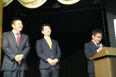 左から、岡本安弘副議長、岡本喜好副委員長、垣内委員長