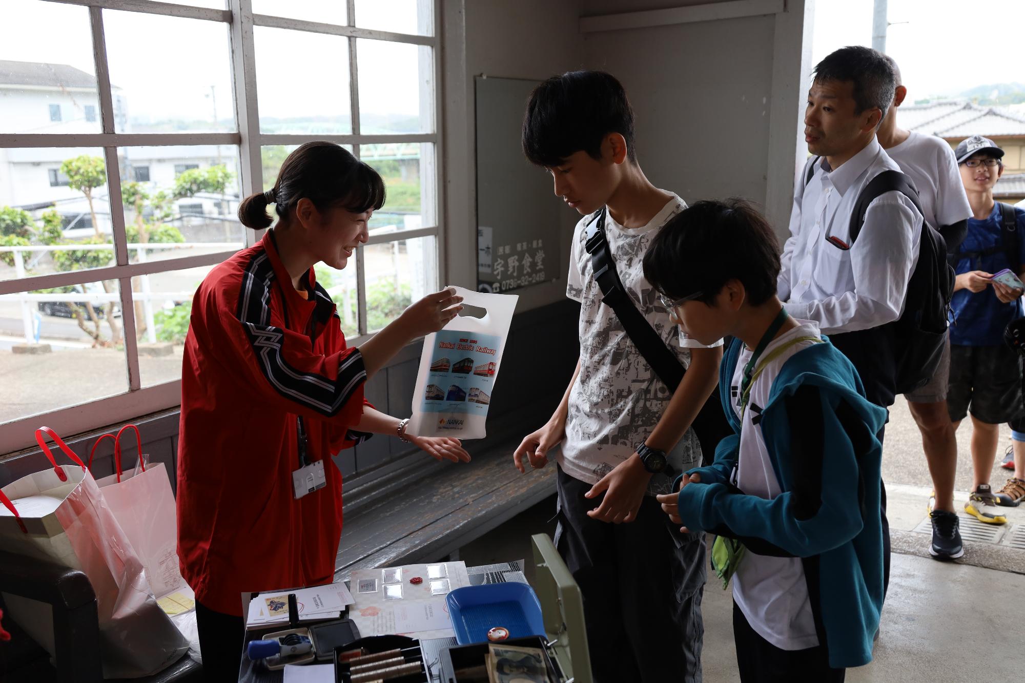 学文路駅入場券販売の様子