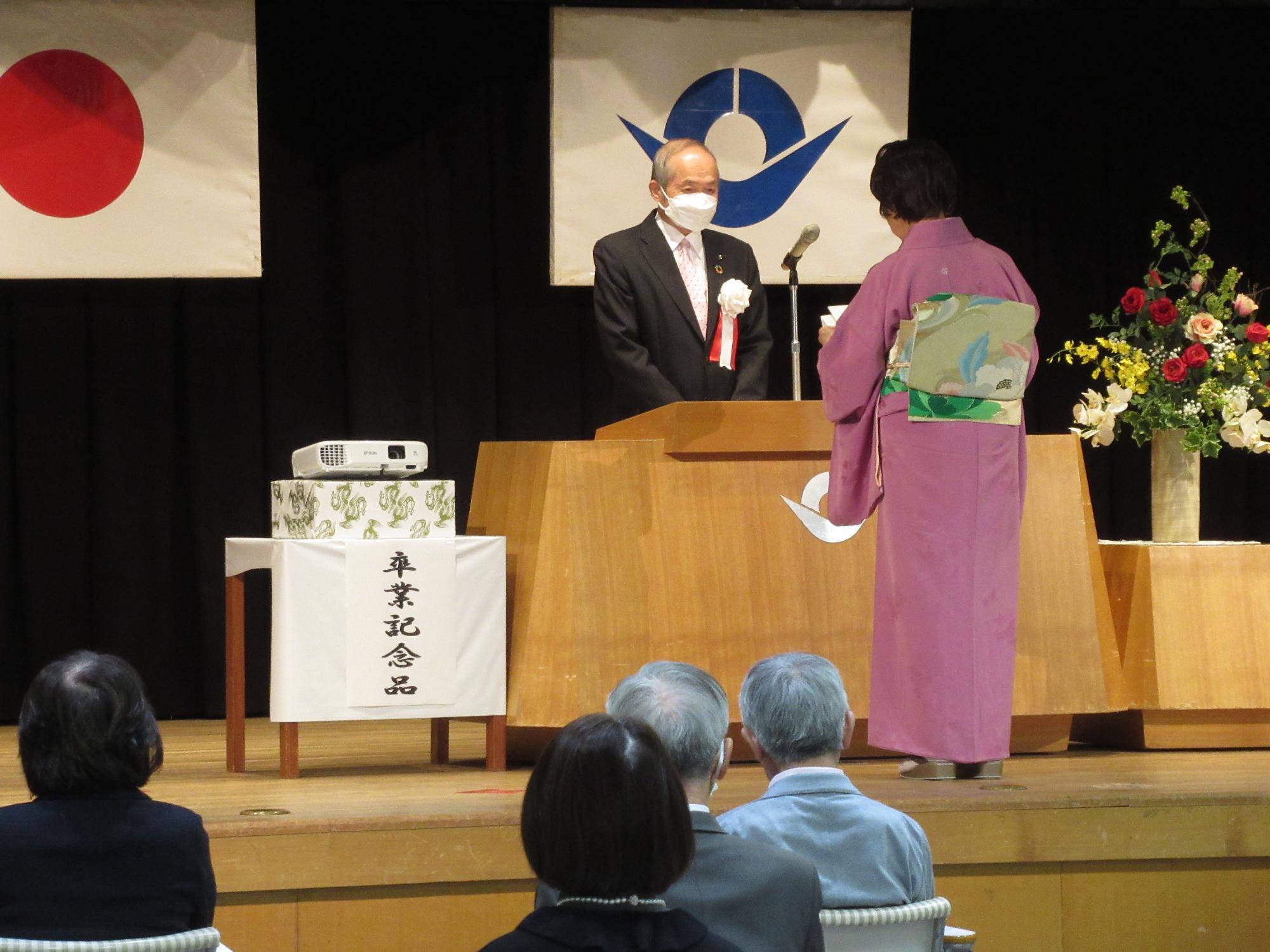 いきいき学園卒業式・修了式記念品贈呈