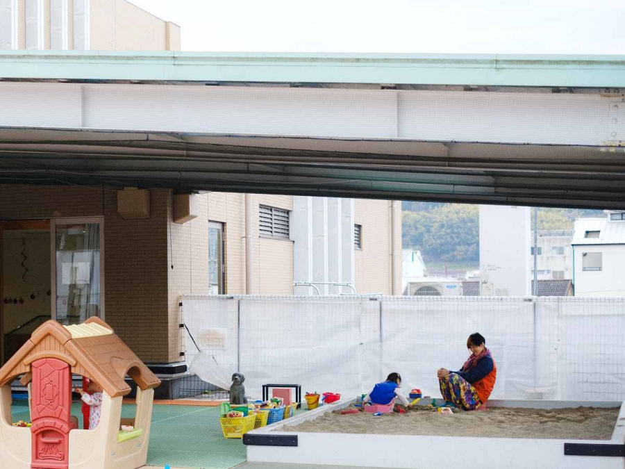 屋外の屋根付き砂場