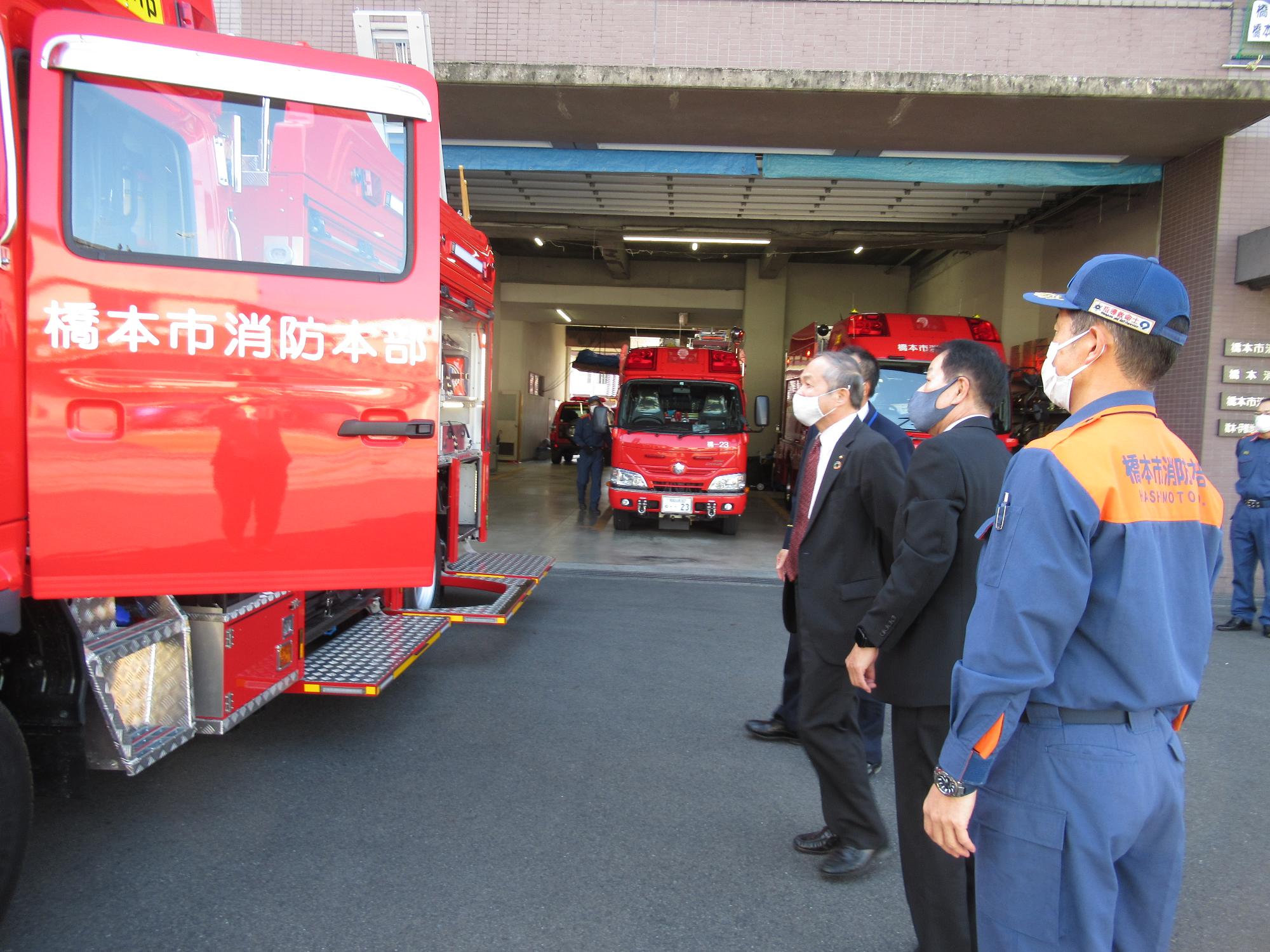 水槽付消防ポンプ車見学