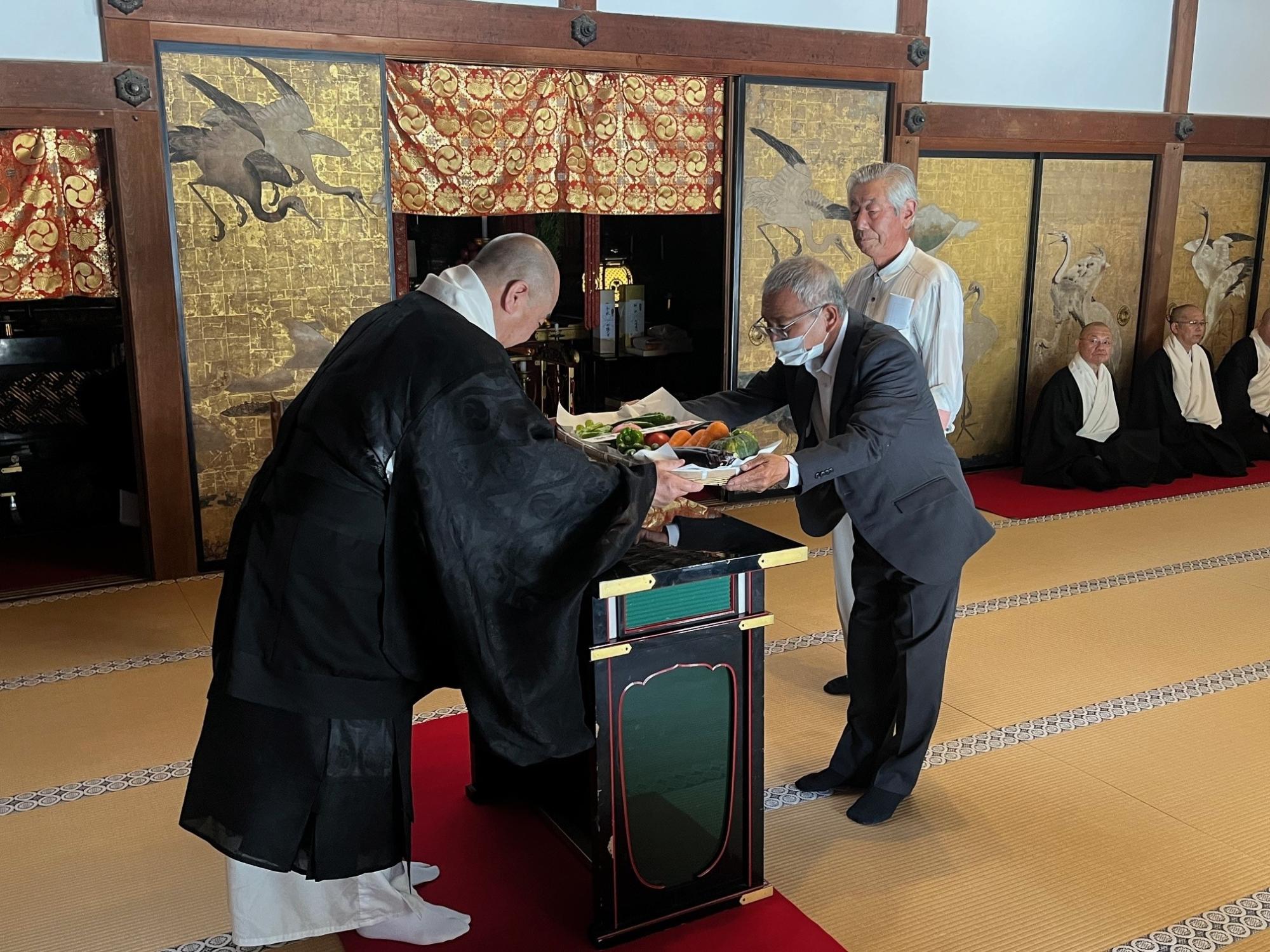 高野山金剛峯寺様へ夏野菜を奉納しました