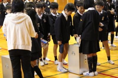 ※上記の写真は平成25年10月の城山小学校での児童会役員選挙の写真です。