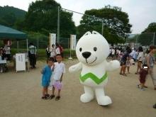 子どもと記念写真を撮るきぃちゃん2